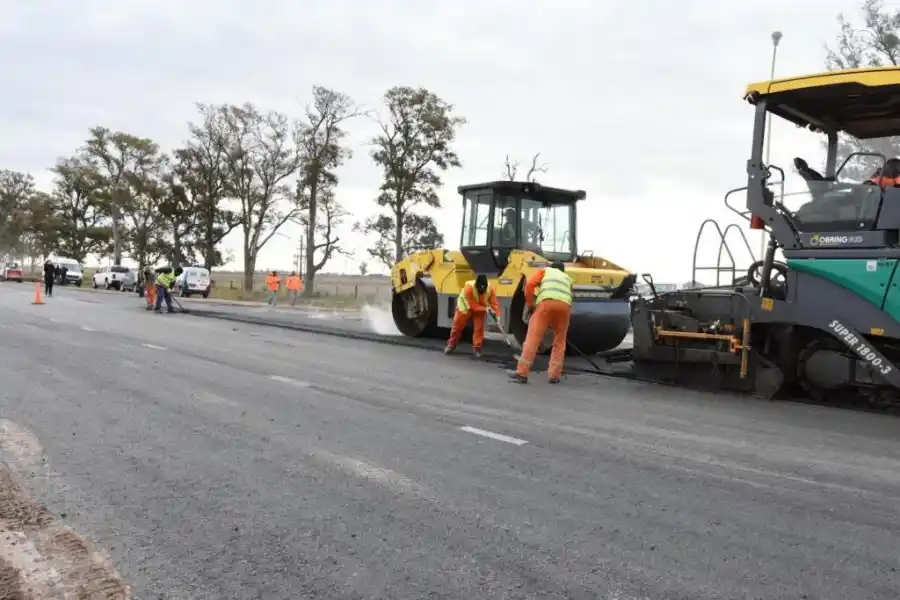 El gobierno provincial licitó viviendas y adjudicó la obra de repavimentación de  la Ruta 70