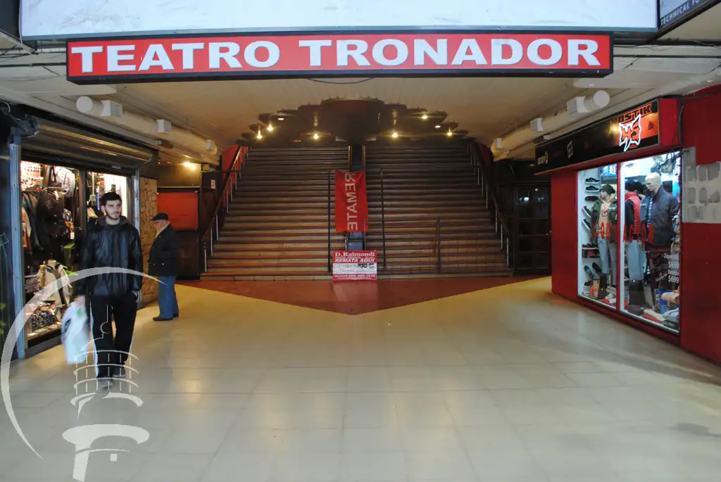 Subastan reliquias del Teatro Tronador a beneficio