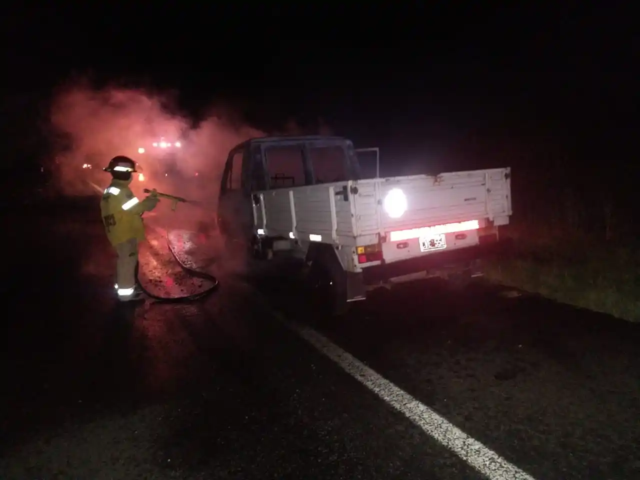 Se incendió una camioneta en el kilómetro 4 de la Autovía 14