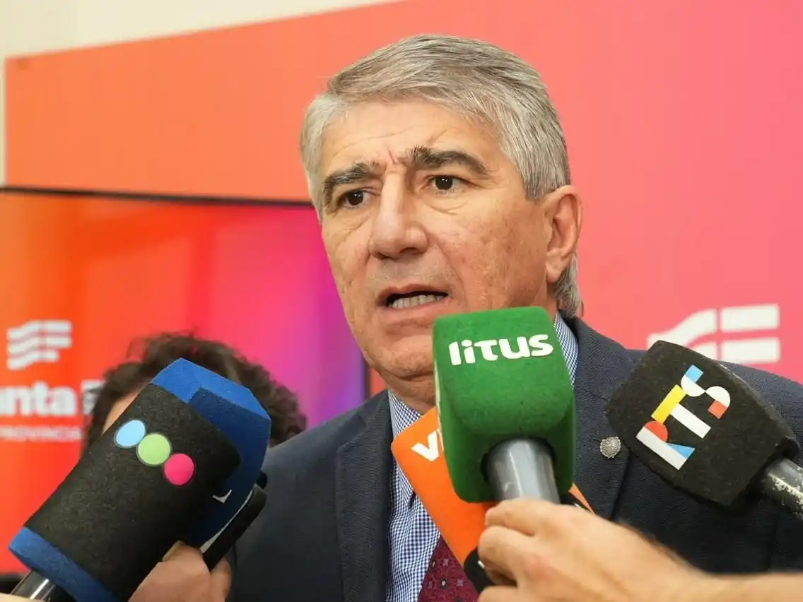 “De ninguna manera vamos a discriminar o cometer injusticias con los docentes, que todos los días se esfuerzan, enseñan y trabajan con compromiso en las aulas”, sostuvo el ministro de Gobierno e Innovación Pública, Fabián Bastia. Foto: GSF