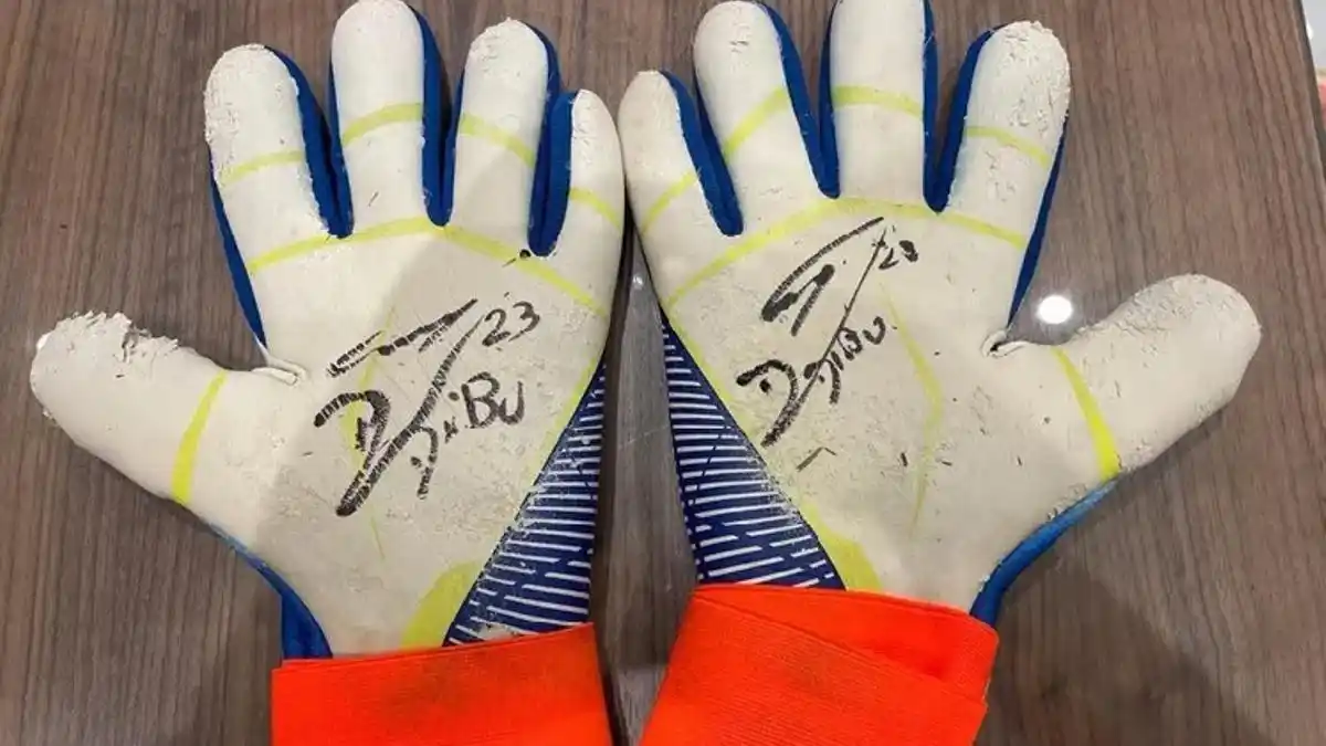 Subastan los guantes de Dibu Martínez en beneficio del hospital Garrahan