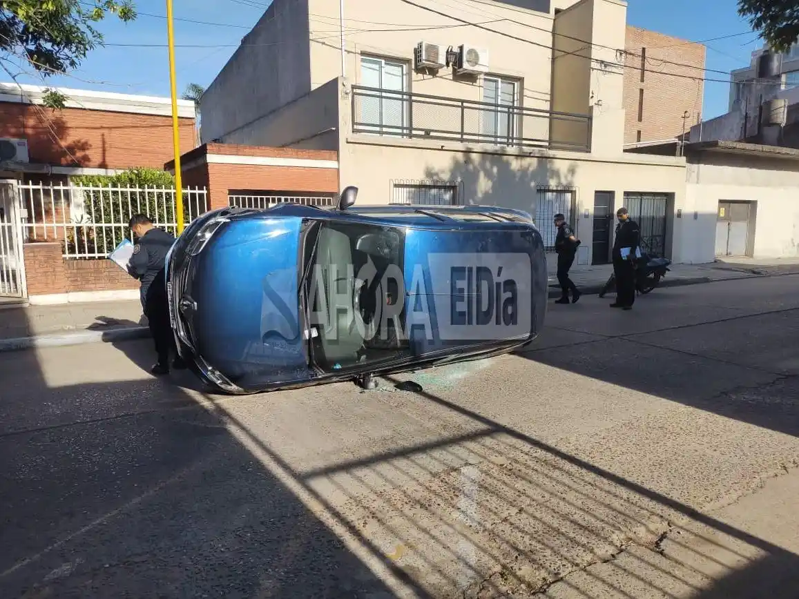 Un padre y su hija sufrieron el vuelco de su auto cerca del Municipio: los trasladaron al Hospital
