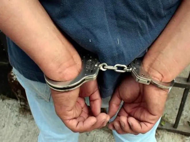 Mantuvo de rehén y abusó de una menor: afronta un juicio