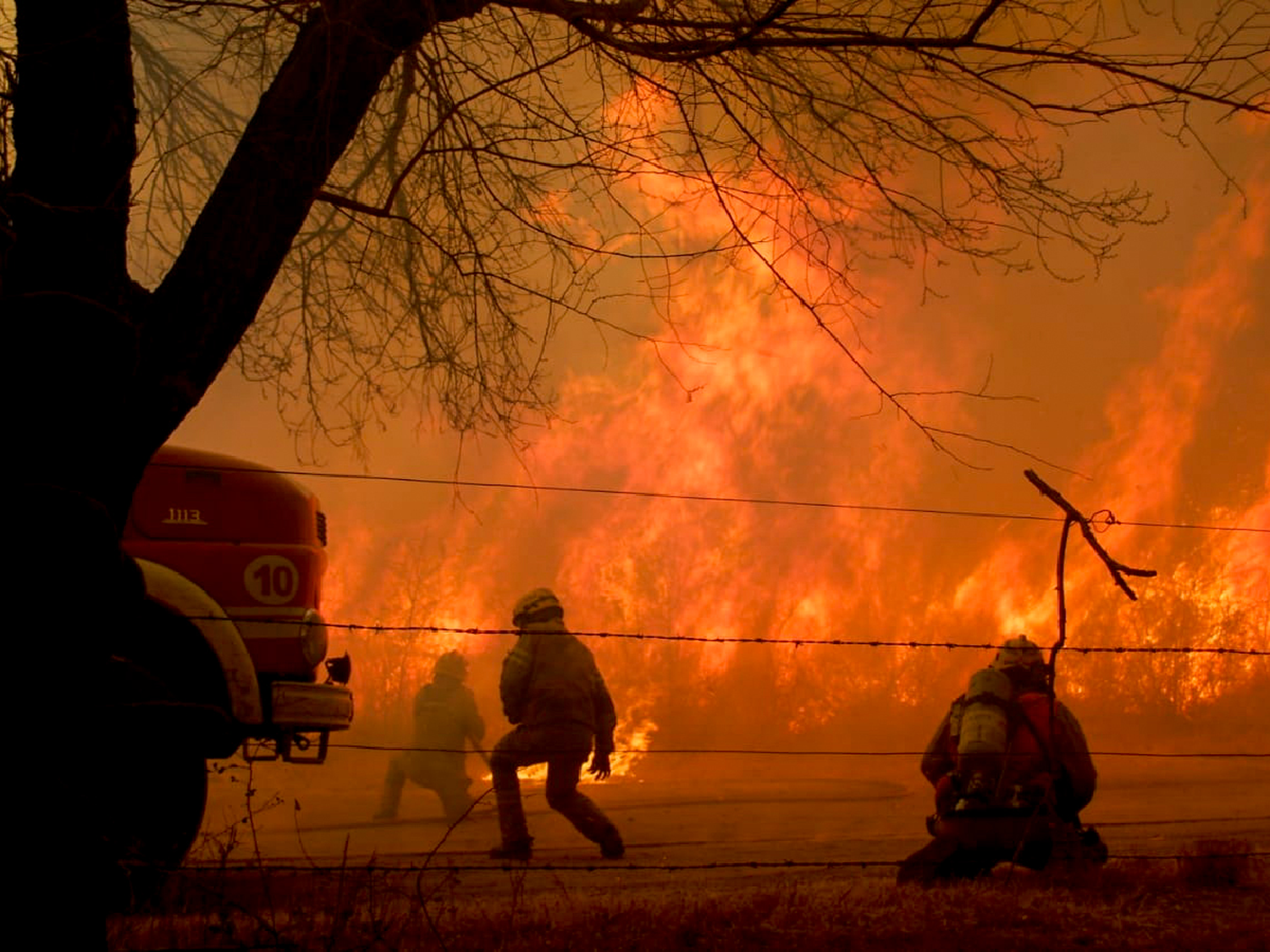 Bomberos combaten dos focos de incendios que continúan activos en las sierras cordobesas y hay cuatro detenidos 