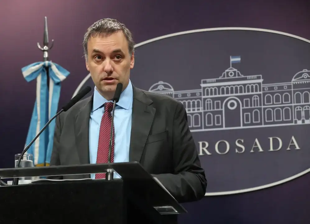 El jefe de Gabinete, Manuel Adorni, calificó el paro de la CGT como “extorsivo”.
