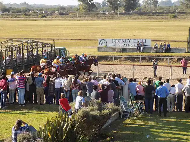 El turf tuvo su gran fiesta en el hipódromo local