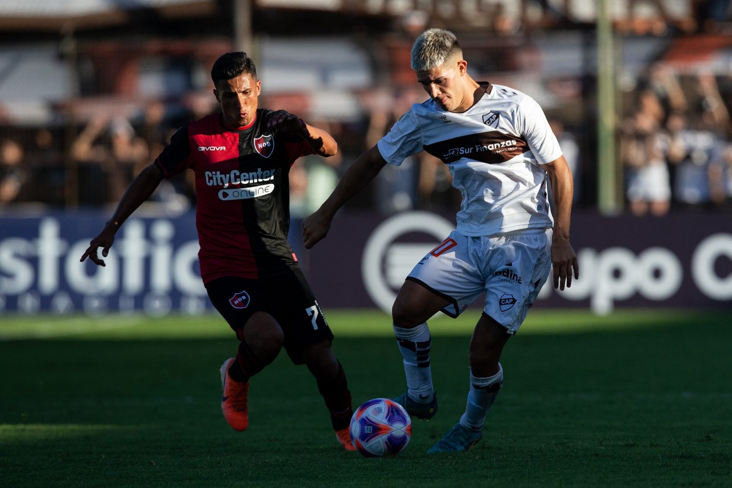 Vicente Taborda debutó en el Platense de Martín Palermo, con nuevo color en su pelo, estuvo a la altura de las circuntancias, participó en uno de los goles y un remate suyo se fue apenas alto cuando muchos gritaban el gol.