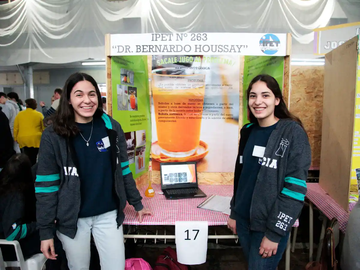 Elaboran una bebida isotónica a partir del suero de una quesería   