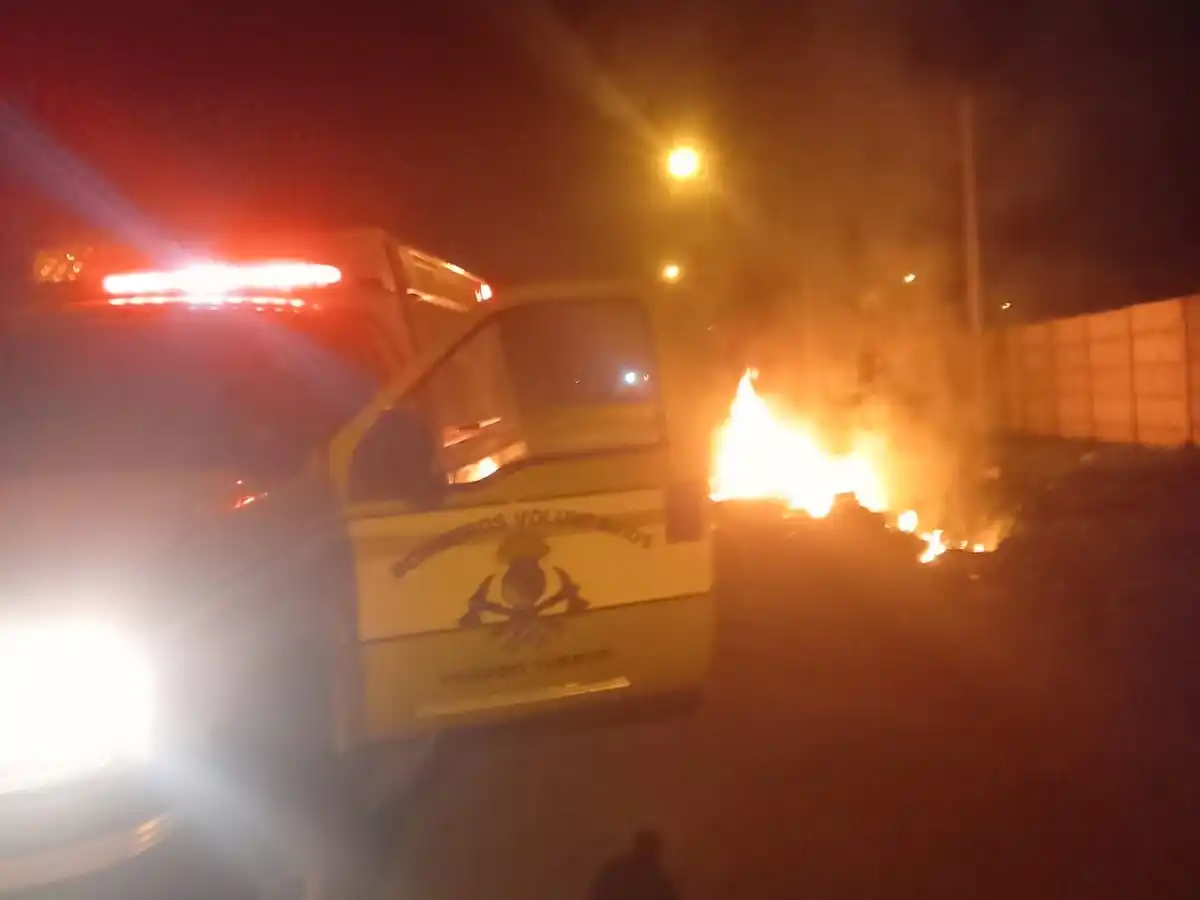 Incendio de montículo de basura en barrio Villa Moisés. Crédito: Bomberos de Venado Tuerto.