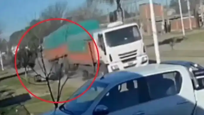 Impactante video: un camión aplastó a un joven motociclista, le provocó severas lesiones y se fugó