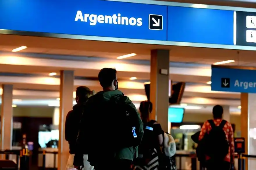 Nueva cepa COVID: La Provincia dispuso el aislamiento domiciliario de 47 pasajeros que llegaron de Gran Bretaña