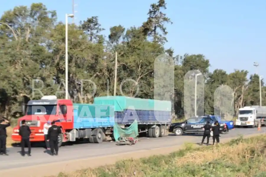 Accidente fatal en Ruta 11: un joven perdió la vida tras chocar contra un camión 