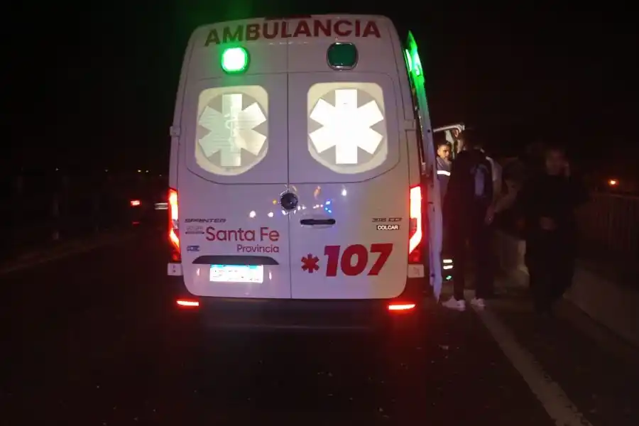 Chocaron en la madrugada: una motociclista quedó lesionada y el conductor del auto se dio a la fuga