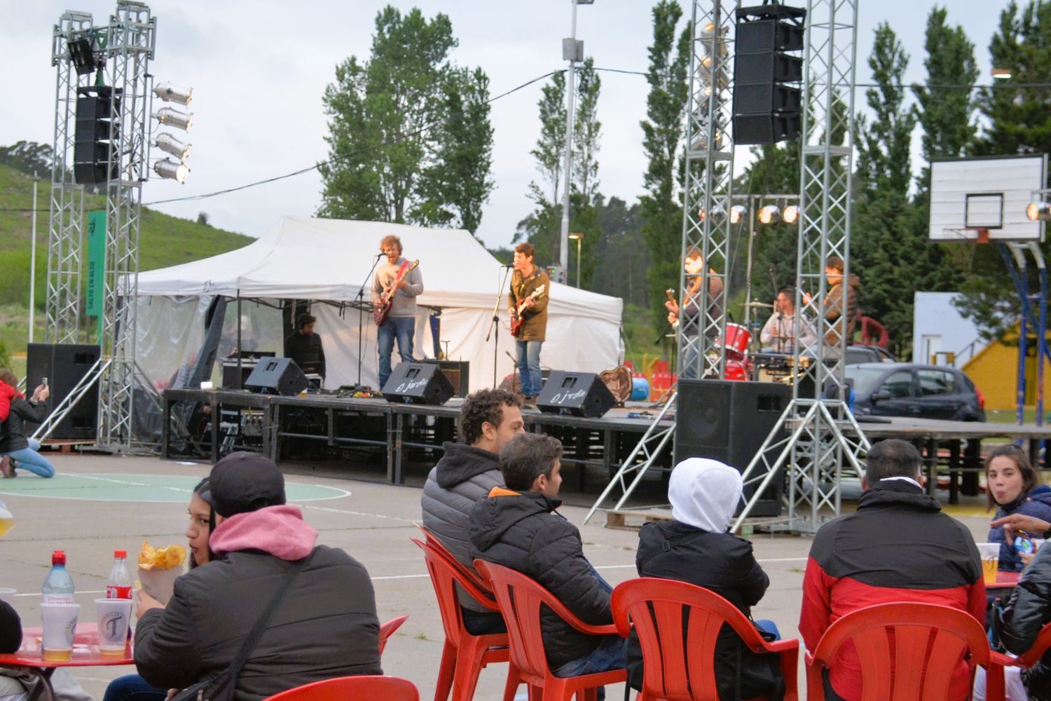 El publico, abrigado, disfrutando de los espectáculos del cierre del festival Tandilia 2022