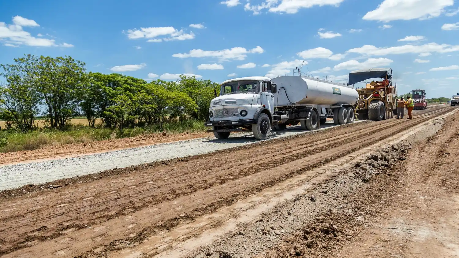 Repavimentan la ruta 10 que une Felicia y Sarmiento
