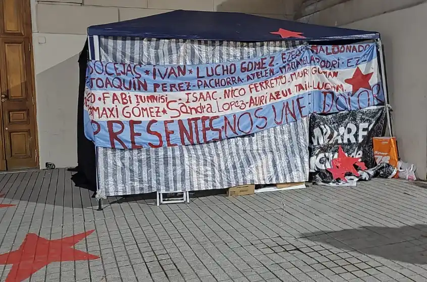 Familiares y víctimas de la inseguridad acampan frente a Gobernación