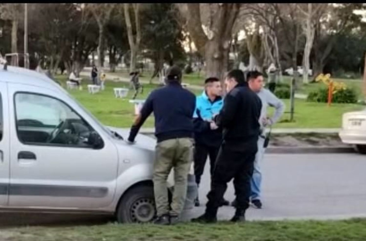 “Traeme el fierro así le pegamos un tiro”: atacaron a una mujer en supermercado chino