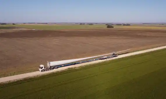 Avanza la obra del Parque Eólico “La Elbita” de Genneia con el traslado de componentes en la zona