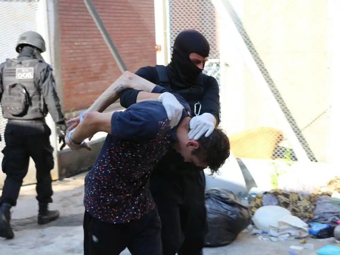 Trasladaron a 100 presos de comisarías de Rosario y Granadero Baigorria para vaciar las seccionales