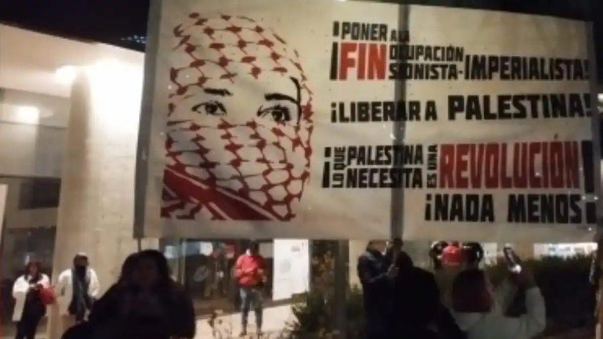 Grupos de encapuchados violentaron embajada de Israel en Bogotá (IMÁGENES)