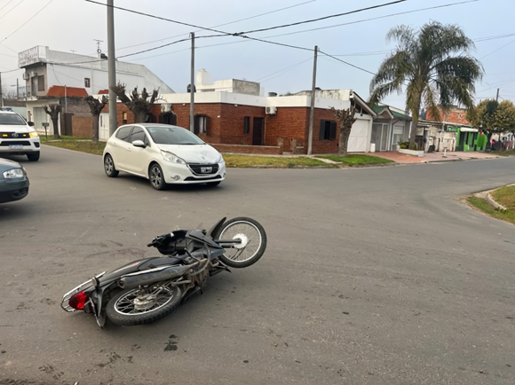 Accidente de tránsito: adolescente que manejaba una moto y su acompañante fueron hospitalizadas
