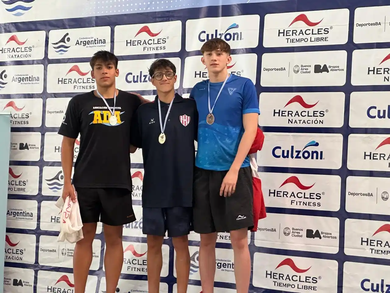 Jeremías Taien Torales (a la izquierda), en el segundo escalón del podio