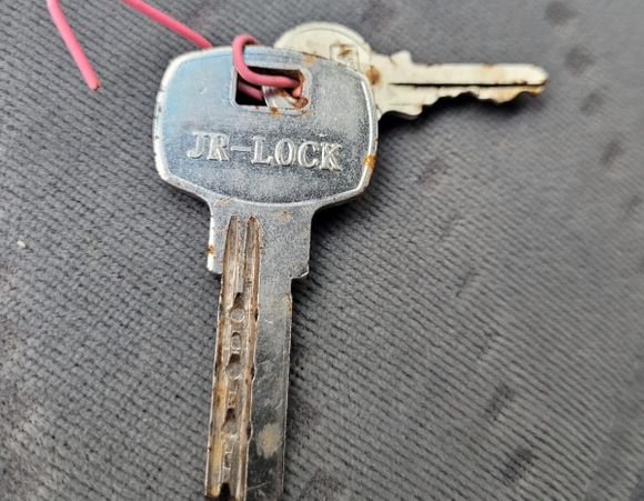 Encontraron llaves sobre calle Liniers
