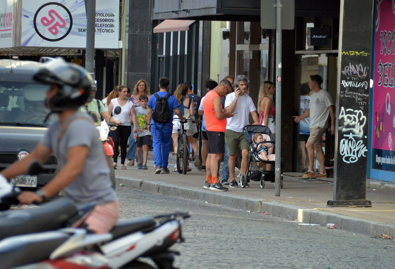 Los comercios no cerraron por el feriado y mucha gente se volcó a la calle para hacer compras