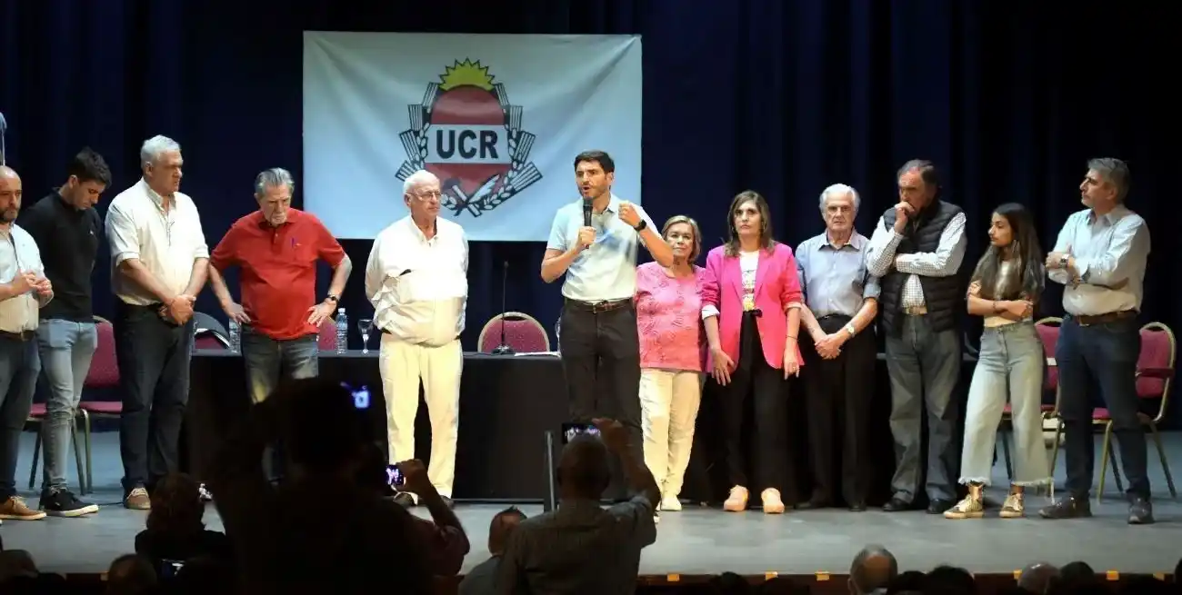 El gobernador Maximiliano Pullaro se dirigió a los presentes en el inicio de las deliberaciones. Foto: Guillermo Di Salvatore.