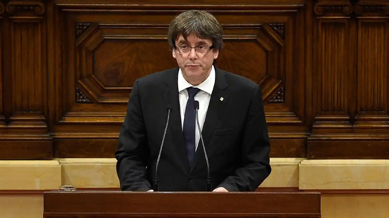 Cataluña declara su independencia, pero la deja en suspenso para dialogar con Madrid