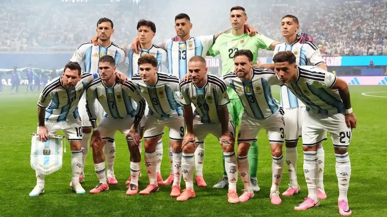 El gualeyo Lisandro Martínez, entre los fijos de Scaloni para la semifinal con Inglaterra