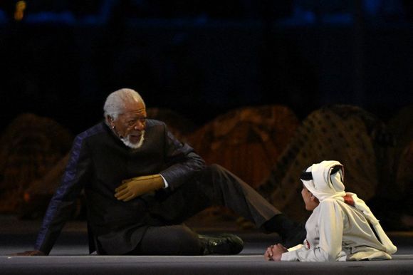 Morgan Freeman salva la inauguración del Mundial