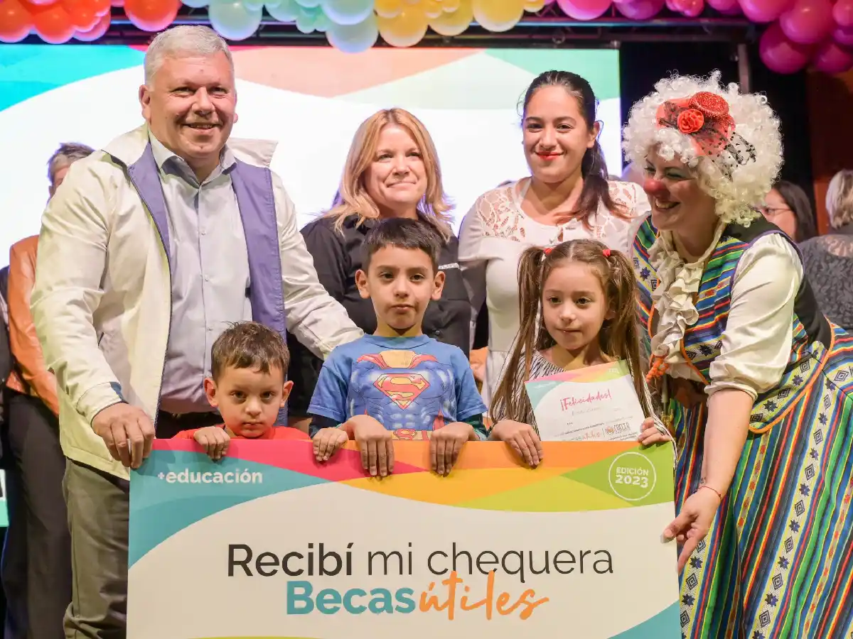Benedetti entregó 800 nuevas “becas útiles"