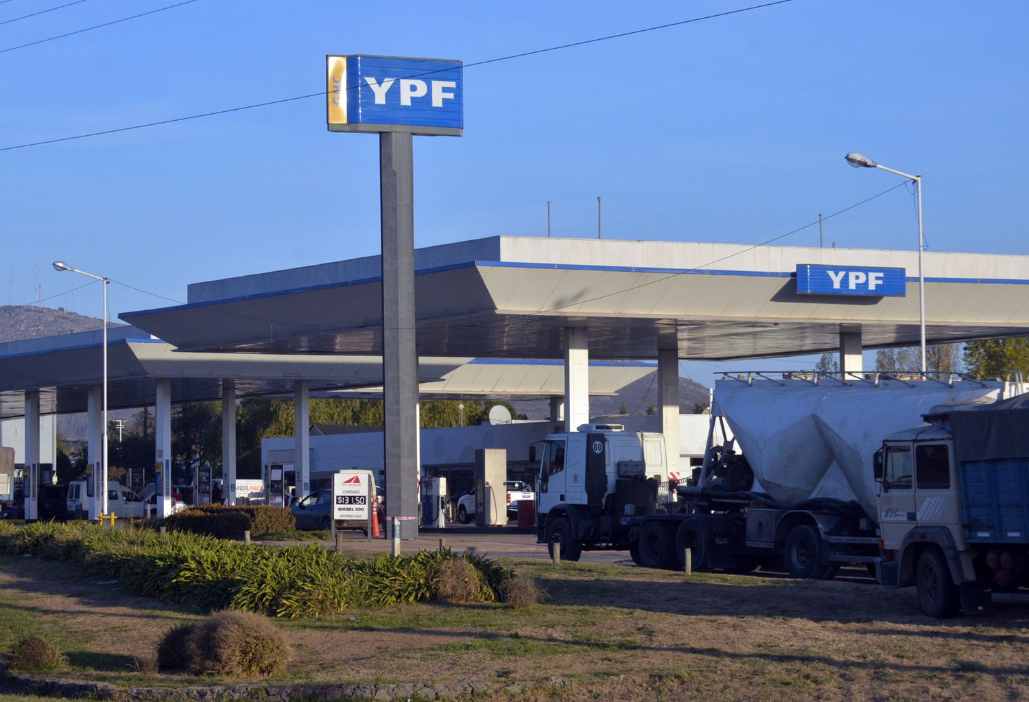 El agro local se quejó de "mendigar" gasoil para trabajar y Nación autorizó una nueva suba