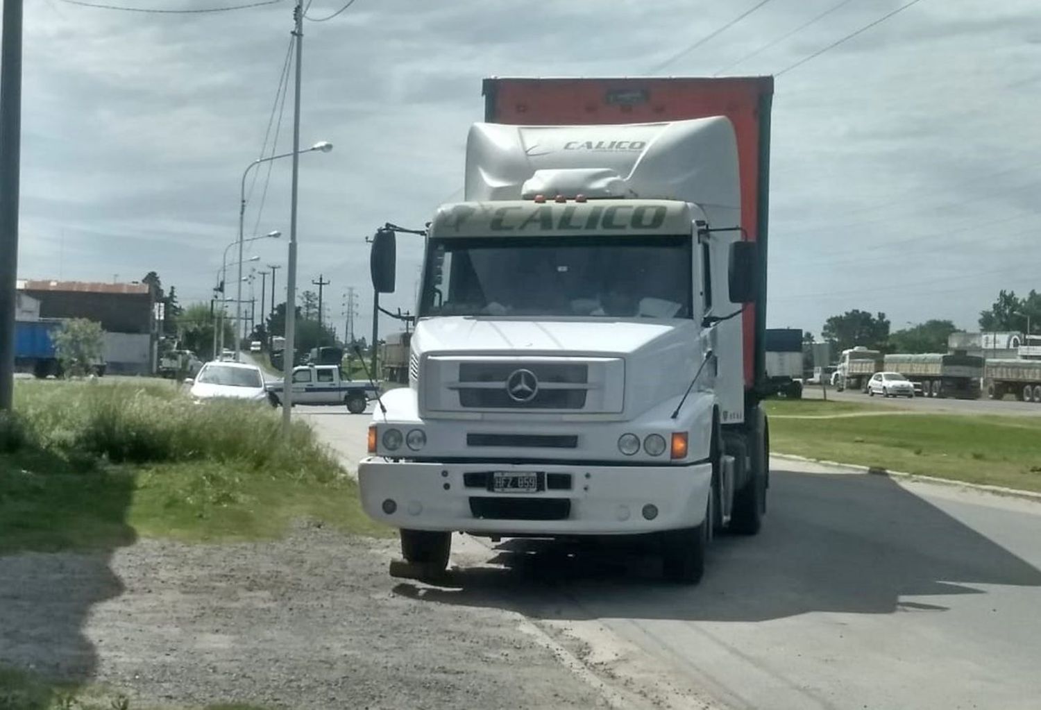 Continúa en terapia el policía que chocó contra un camión