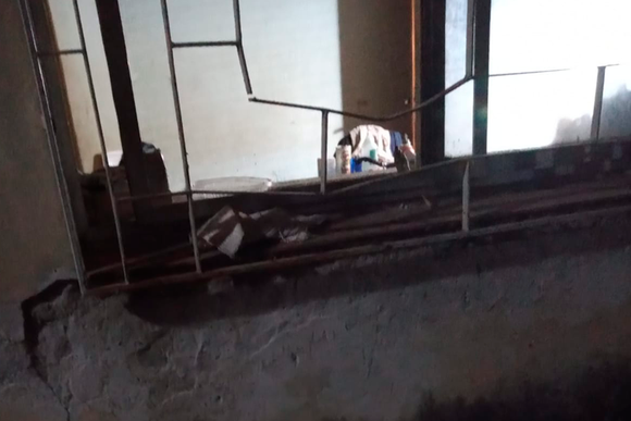 Delincuentes forcejearon una reja, pero la moradora se despertó y huyeron