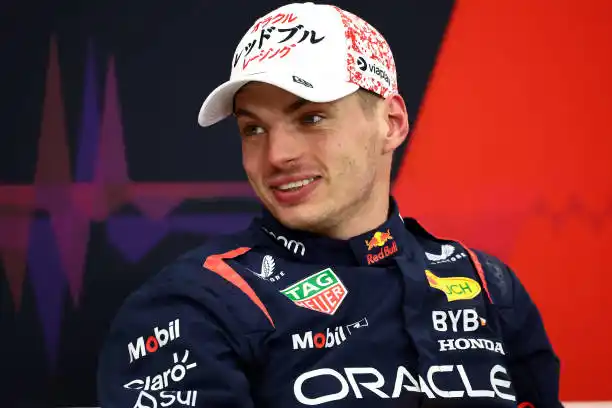Verstappen largaba adelante en Japón