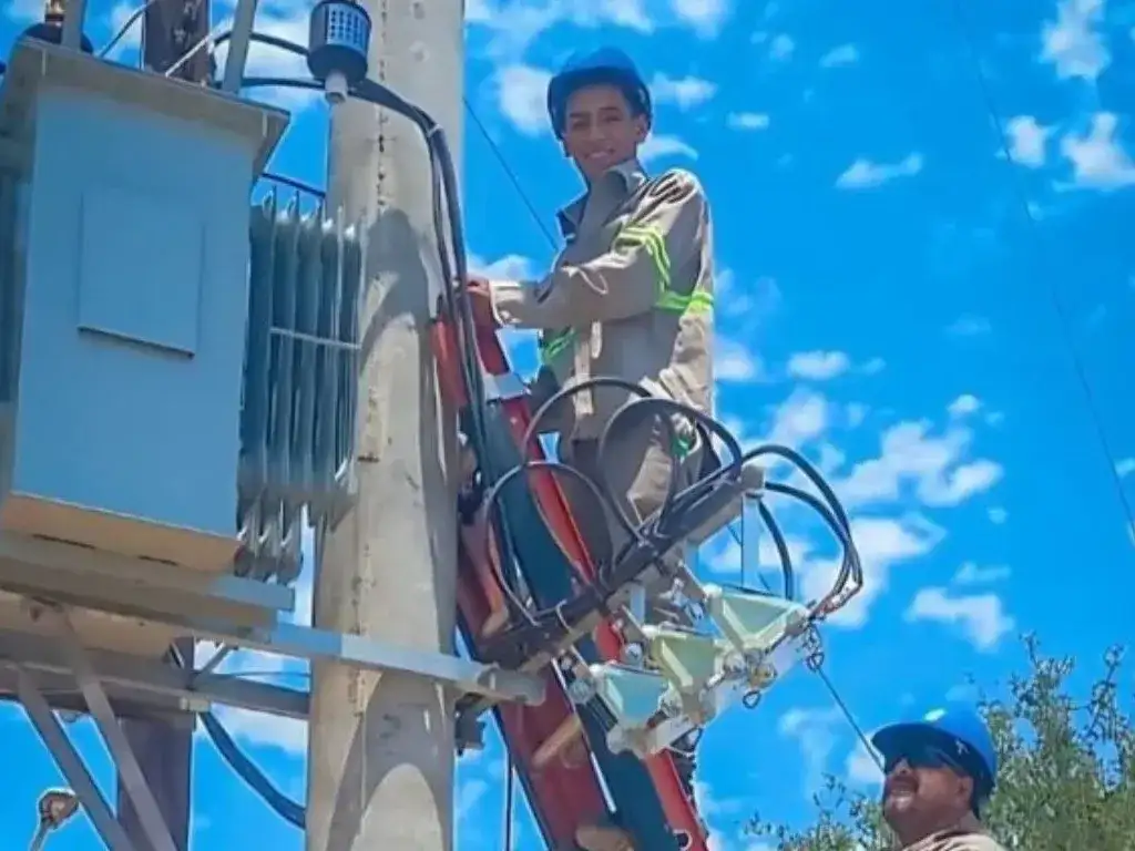 Operarios de Refsa realizan tareas de mantenimiento preventivo en el tendido eléctrico y transformadores de la ciudad de Formosa para garantizar la calidad del servicio en diversos barrios capitalinos.