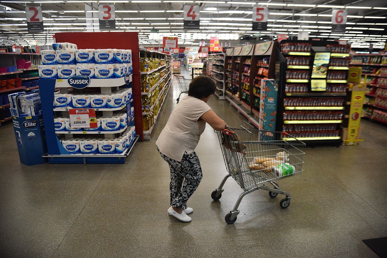 A pesar de la baja dela inflación, la gente compra sólo lo indispensable en el súper.