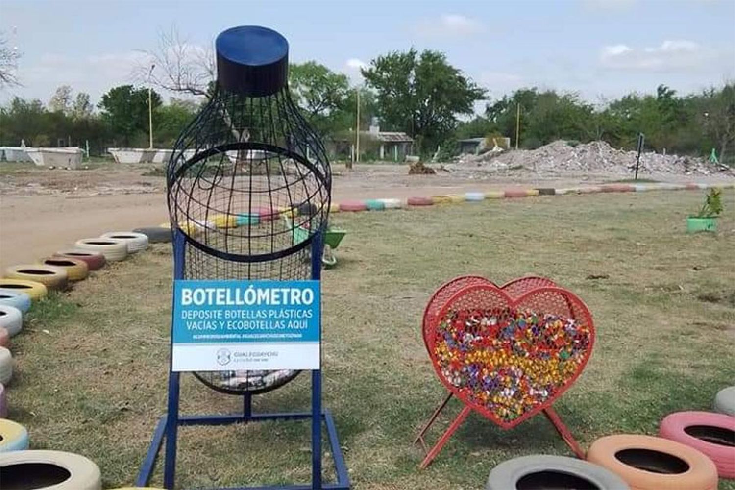 El Programa Botella de Amor es un proyecto sin fines de lucro y tiene como objetivo brindar una alternativa a los plásticos de difícil reciclaje en Argentina.