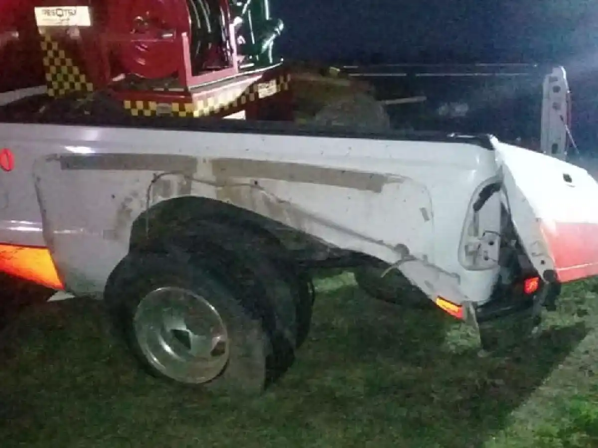 Perdió el control de su camioneta y chocó a un camión de bomberos