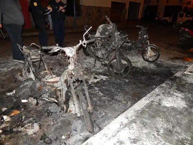 Otra vez en Gualeguay: un nuevo ataque pirómano que dejó tres motos incendiadas