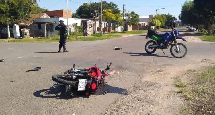 Trasladaron a Pergamino al joven que chocó en moto contra una camioneta en el barrio 1º de Mayo