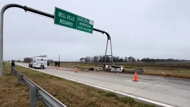 Tres personas murieron y otra resultó herida de gravedad tras un choque en la autopista Rosario-Córdoba