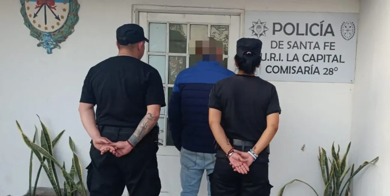 Policías de la Comisaría 28ª trasladan al acusado del crimen de San Agustín II. Crédito: El Litoral.