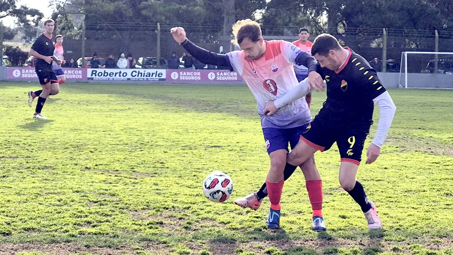 Disputa de balón. Entre Nicolás Díaz y Manuel Castañeda