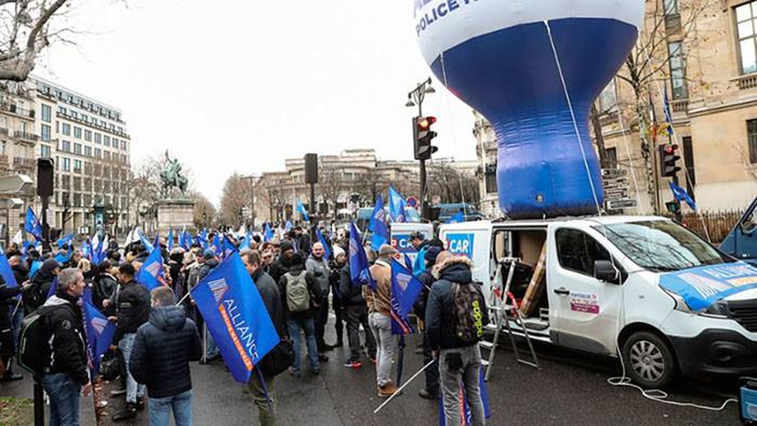 Huelga y multitudinaria manifestación contra  la reforma jubilatoria de Macron