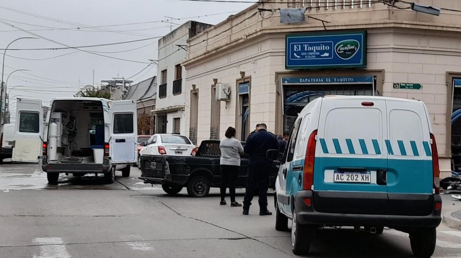 Se produjo un accidente entre un auto y una moto