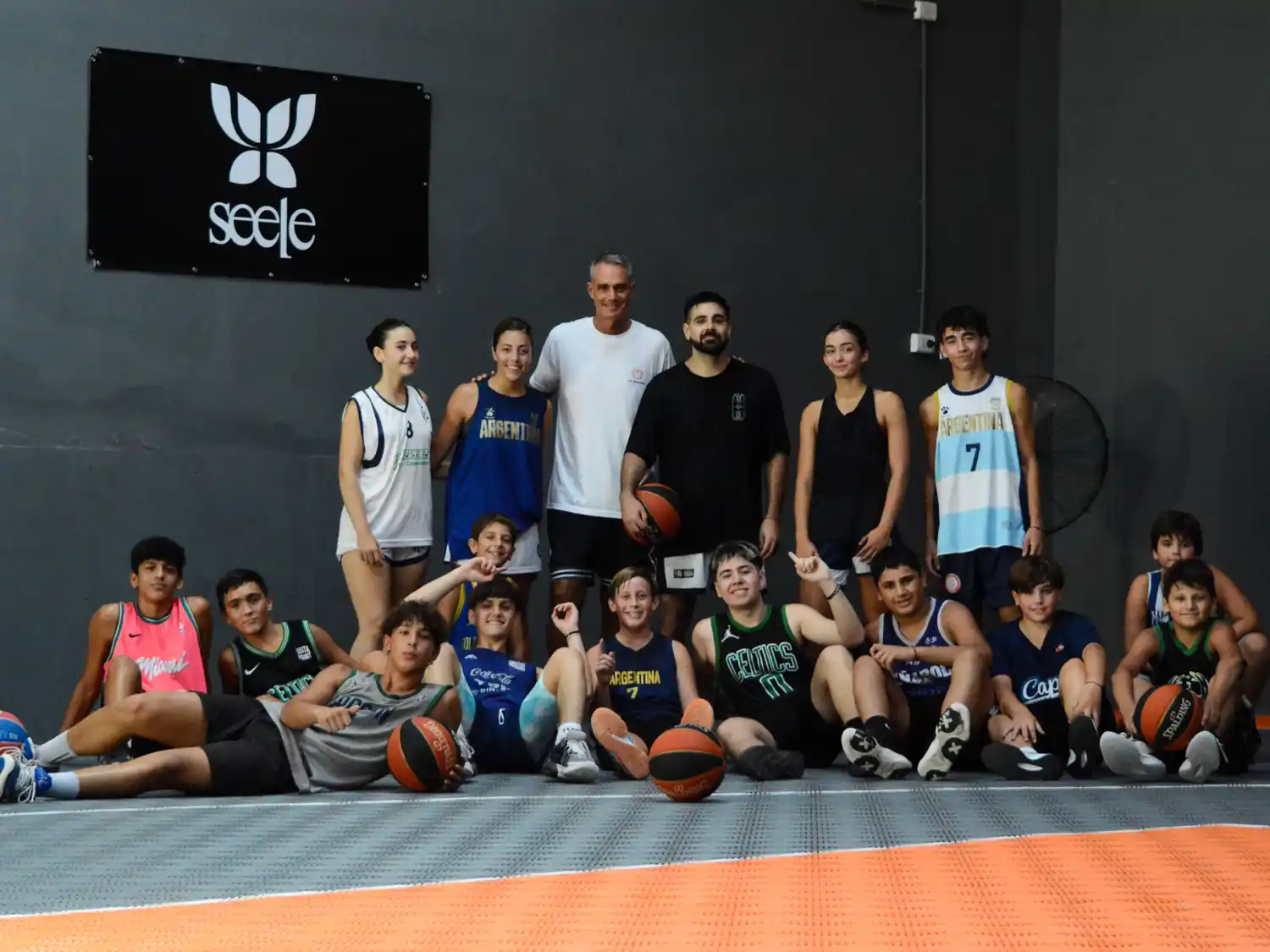 Santiago Cuñado y Guido Bignone, junto a parte de los jugadores que asistieron a la clínica