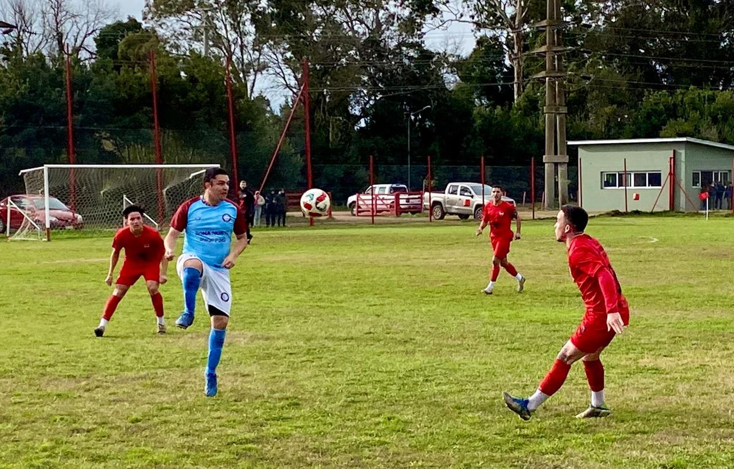 FOTO EL MENSAJERO DE LA COSTA Kwist, buscando progresar ante los rivales.